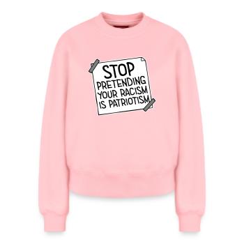 Stop Pretending Your Racism Is Patriotism Politik - Relaxed Frauen Organic Sweatshirt – von SPREAD - Rosa - Vorne - AI Model Female 180 light (180cm)