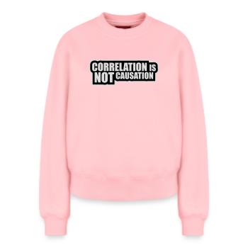 Correlation Is Not Causation Nerd Wissenschaft - Relaxed Frauen Organic Sweatshirt – von SPREAD - Rosa - Vorne - AI Model Female 180 light (180cm)