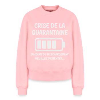 Anhaltende Midlife-Crisis - Relaxed Frauen Organic Sweatshirt – von SPREAD - Rosa - Vorne - AI Model Female 180 light (180cm)
