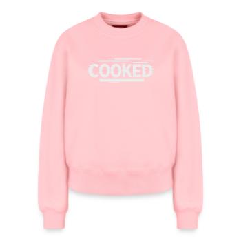 Cooked  - Selbstironische Schrift - Relaxed Frauen Organic Sweatshirt – von SPREAD - Rosa - Vorne - AI Model Female 180 light (180cm)