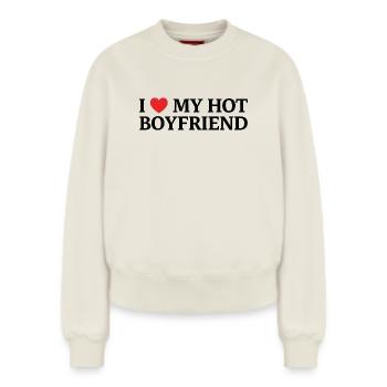 Ich liebe meinen heißen Freund - Relaxed Frauen Organic Sweatshirt – von SPREAD - Naturweiß - Vorne - AI Model Female 180 light (180cm)