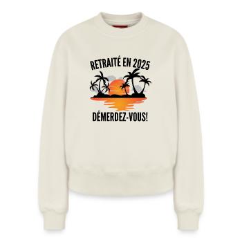 T-shirt Retraité en 2025–Démerdez-vous! - Sweat femme décontracté en coton biologique – de SPREAD - blanc cassé - Devant - AI Model Female 180 light (180cm)