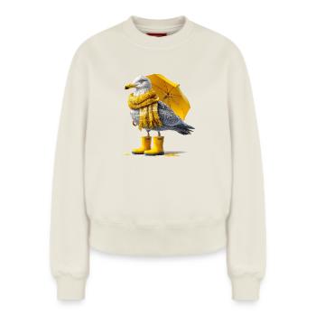 Seemöwe mit Gelbem Regenschirm und Boots - Relaxed Frauen Organic Sweatshirt – von SPREAD - Naturweiß - Vorne - AI Model Female 180 light (180cm)