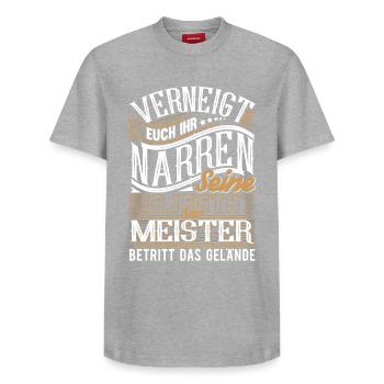 Meister Meistertitel Meisterprüfung Meisterbrief - Relaxed Unisex Supima Cotton T-Shirt – von SPREAD - Grau meliert - Vorne - AI Model Female 172 dark (172cm) & AI Model Male 185 dark (185cm)