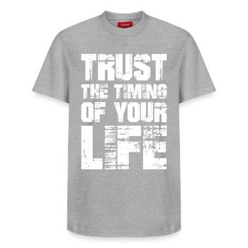 trust the timing of your life - Relaxed Unisex Supima Cotton T-Shirt – von SPREAD - Grau meliert - Vorne - AI Model Female 172 dark (172cm) & AI Model Male 185 dark (185cm)