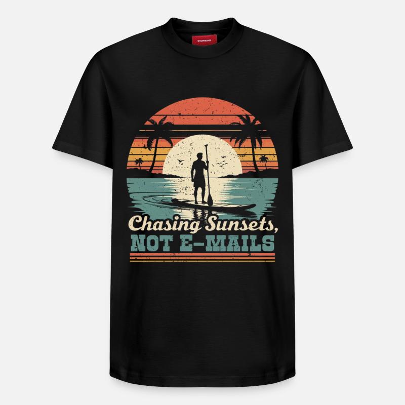 Stand Up Paddle Chasing Sunsets - Relaxed Unisex Supima Cotton T-Shirt – von SPREAD - Schwarz