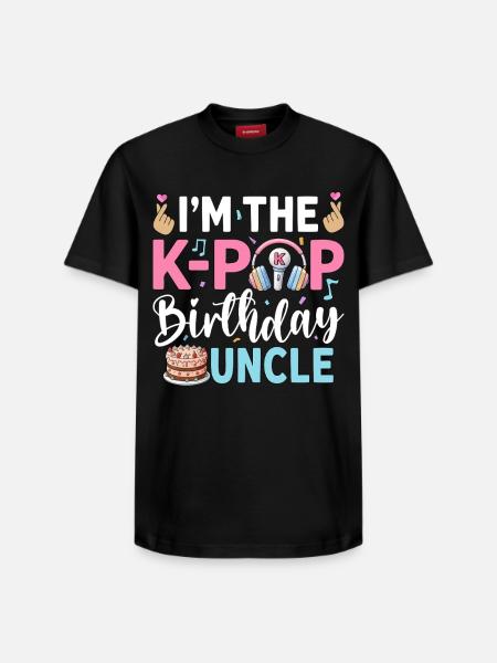 Jeg er K-Pop-bursdagsonkelen - T-skjorte unisex med avslappet passform i Supima-bomull – fra SPREAD - svart