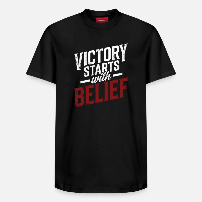 Der Sieg beginnt mit dem Glauben - Relaxed Unisex Supima Cotton T-Shirt – von SPREAD - Schwarz