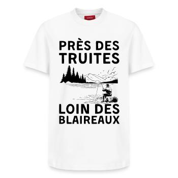 Humour pêche truite - T-shirt unisexe décontracté en coton Supima – de SPREAD - blanc - Devant - AI Model Female 172 dark (172cm) & AI Model Male 185 dark (185cm)