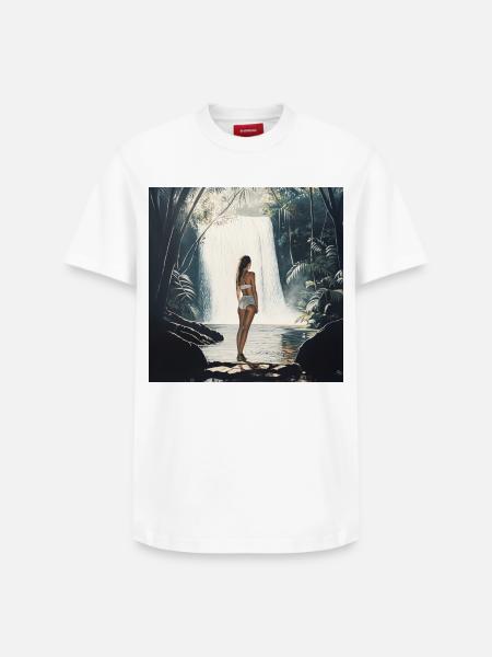 Reizende Frau am Wasserfall - Relaxed Unisex Supima Cotton T-Shirt – von SPREAD - Weiß