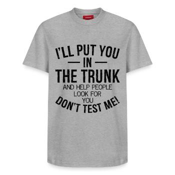 I'll put you in the trunk and help people look - Relaxed Unisex Supima Cotton T-Shirt – von SPREAD - Weiß - Vorne - AI Model Female 172 dark (172cm) & AI Model Male 185 dark (185cm)