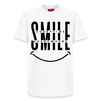 Souriez à tout moment, partout - T-shirt unisexe décontracté en coton Supima – de SPREAD - blanc - Devant - AI Model Female 172 dark (172cm) & AI Model Male 185 dark (185cm)