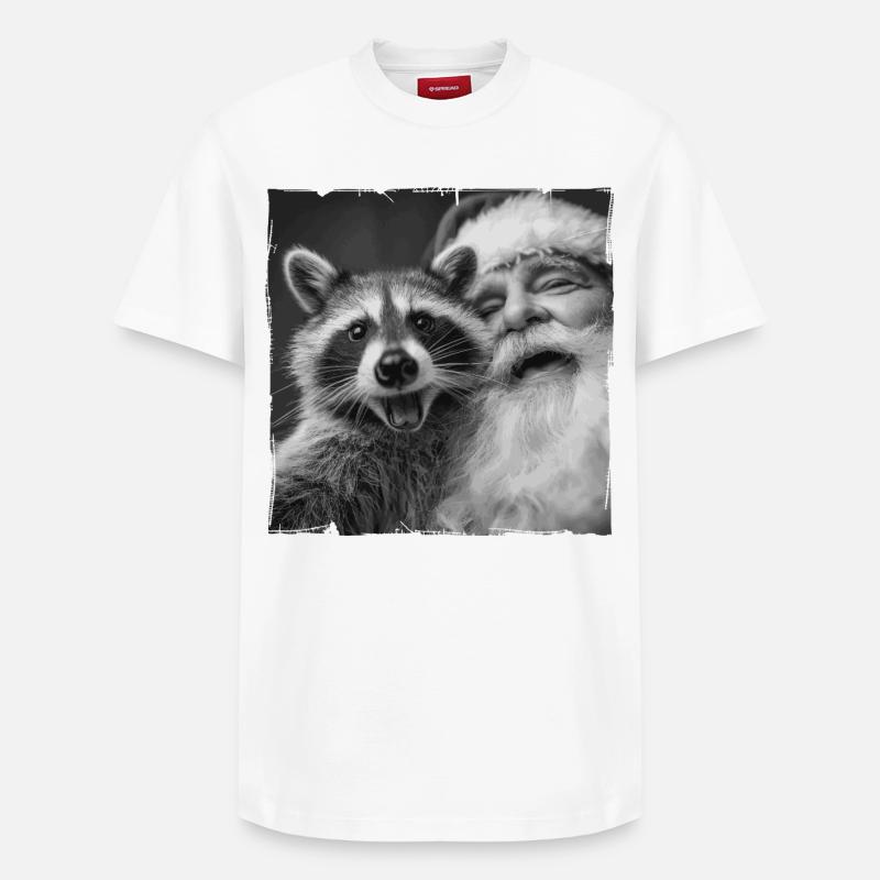 Waschbär Selfie mit Weihnachtsmann  - Relaxed Unisex Supima Cotton T-Shirt – von SPREAD - Weiß
