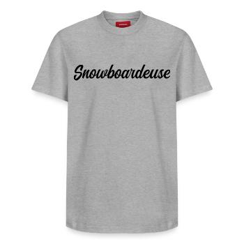 Snowboarder Snow Glide Mountain Slope Wintersport - Relaxed Unisex Supima Cotton T-Shirt – von SPREAD - Weiß - Vorne - AI Model Female 172 dark (172cm) & AI Model Male 185 dark (185cm)