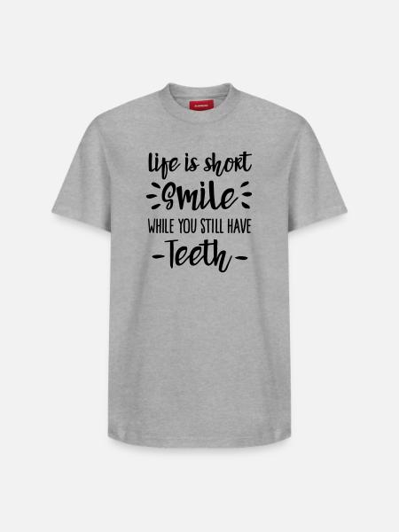 Life is short, smile, while you still have teeth - Unisex T-shirt i Supima-bomuld med afslappet pasform – fra SPREAD - hvid