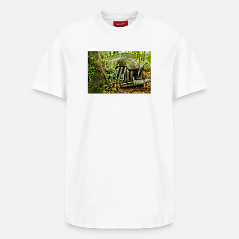 Waldverfall: Rostige Autoüberreste - Relaxed Unisex Supima Cotton T-Shirt – von SPREAD - Weiß