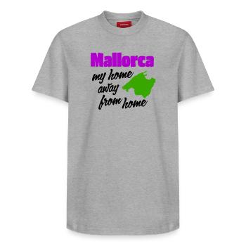 Majorque – ma deuxième maison - T-shirt unisexe décontracté en coton Supima – de SPREAD - blanc - Devant - AI Model Female 172 dark (172cm) & AI Model Male 185 dark (185cm)
