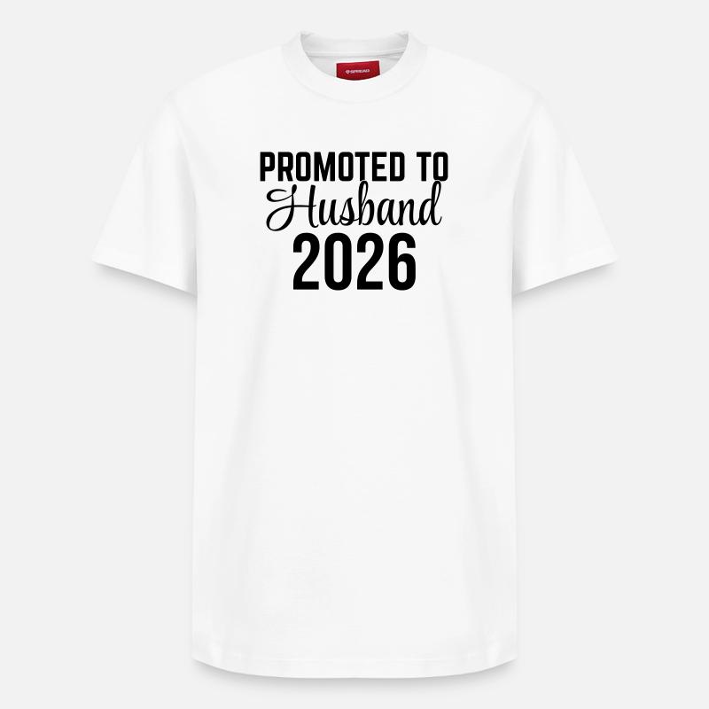 Promoted to Husband 2026 – Ehemann Design - Relaxed Unisex Supima Cotton T-Shirt – von SPREAD - Weiß