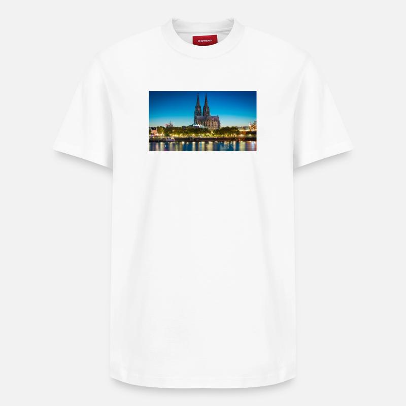 Kölner Dom Abendlicht Silhouette - Relaxed Unisex Supima Cotton T-Shirt – von SPREAD - Weiß