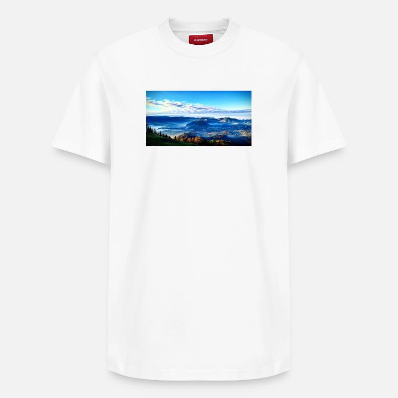 Morgennebel Berglandschaft - Relaxed Unisex Supima Cotton T-Shirt – von SPREAD - Weiß