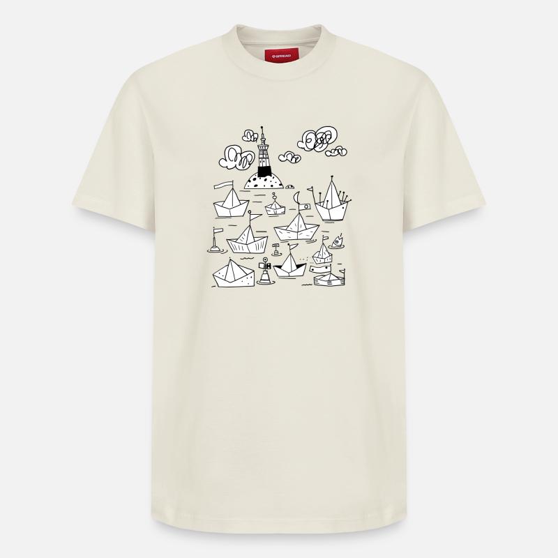 Papierschiffchen mit Leuchtturm - Relaxed Unisex Supima Cotton T-Shirt – von SPREAD - Naturweiß