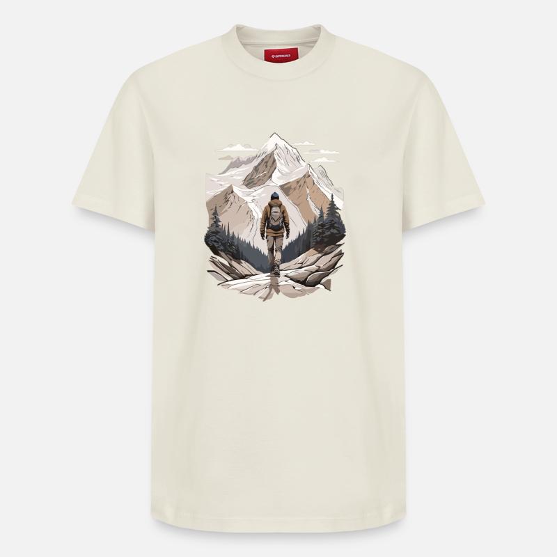Wanderer vor Berggipfel - Relaxed Unisex Supima Cotton T-Shirt – von SPREAD - Naturweiß