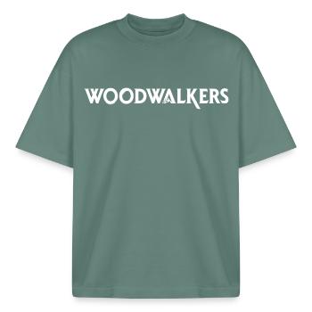 Woodwalkers Film Logo-Schriftzug - Boxy Heavyweight Unisex Organic T-Shirt von Stanley/Stella - Grüner Bucht - Vorne - AI Model Male 185 light (185cm) & AI Model Female 172 dark (172cm)
