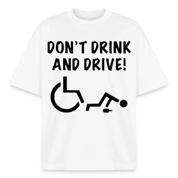 Ne buvez pas lorsque vous commencez à rouler avec votre fauteuil roulant # - T-shirt unisexe boxy épais biologique Stanley/Stella - blanc - Devant - AI Model Male 185 light (185cm) & AI Model Female 172 dark (172cm)