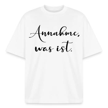 ANNAHME Achtsamkeit - Boxy Heavyweight Unisex Organic T-Shirt von Stanley/Stella - Weiß - Vorne - AI Model Male 185 light (185cm) & AI Model Female 172 dark (172cm)
