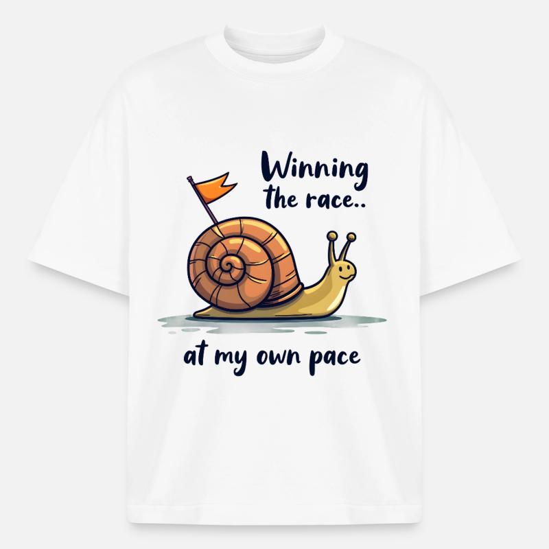 Escargot avec drapeau « Gagner la course » - T-shirt unisexe boxy épais biologique Stanley/Stella - blanc