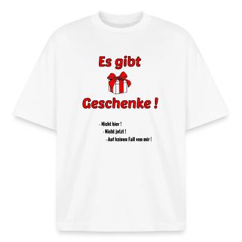 Es gibt Geschenke - Boxy Heavyweight Unisex Organic T-Shirt von Stanley/Stella - Weiß - Vorne - AI Model Male 185 light (185cm) & AI Model Female 172 dark (172cm)