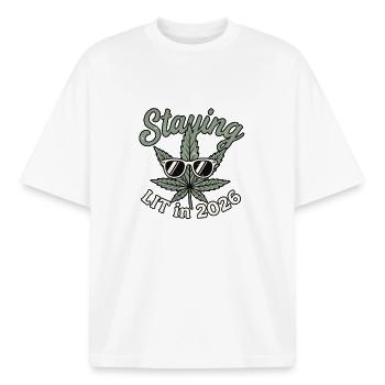 Staying Lit 2026 - Boxy Heavyweight Unisex Organic T-Shirt von Stanley/Stella - Weiß - Vorne - AI Model Male 185 light (185cm) & AI Model Female 172 dark (172cm)