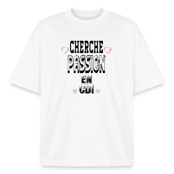 Suche nach einer Leidenschaft für einen unbefristeten Vertrag - Boxy Heavyweight Unisex Organic T-Shirt von Stanley/Stella - Weiß - Vorne - AI Model Male 185 light (185cm) & AI Model Female 172 dark (172cm)