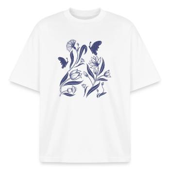 Blaues Blütenmuster im Folk Art Stil - Boxy Heavyweight Unisex Organic T-Shirt von Stanley/Stella - Weiß - Vorne - AI Model Male 185 light (185cm) & AI Model Female 172 dark (172cm)