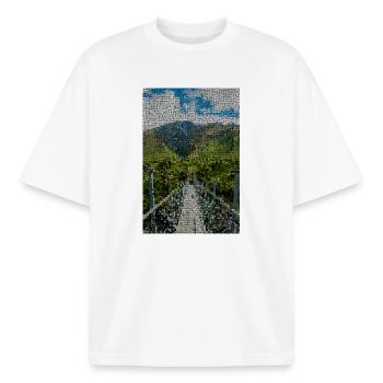 Pfad durch grüne Berglandschaft - Boxy Heavyweight Unisex Organic T-Shirt von Stanley/Stella - Weiß - Vorne - AI Model Male 185 light (185cm) & AI Model Female 172 dark (172cm)