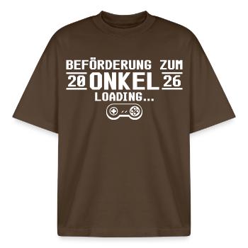 Werdender Onkel 2026 loading - Patenonkel - Boxy Heavyweight Unisex Organic T-Shirt von Stanley/Stella - Dunkelbraun - Vorne - AI Model Male 185 light (185cm) & AI Model Female 172 dark (172cm)