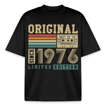 Original 1976 Jahrgang Vintage Geburtstag Retro - Boxy Heavyweight Unisex Organic T-Shirt von Stanley/Stella - Schwarz - Vorne - AI Model Male 185 light (185cm) & AI Model Female 172 dark (172cm)