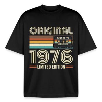 Originele 1976 Vintage Vintage Verjaardag Retro - Unisex boxy heavyweight biologisch T-shirt Stanley/Stella - zwart - Voor - AI Model Male 185 light (185cm) & AI Model Female 172 dark (172cm)