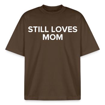 Still Loves Mom - Boxy Heavyweight Unisex Organic T-Shirt by Stanley/Stella - mocha - Front - AI Model Male 185 light (185cm) & AI Model Female 172 dark (172cm)