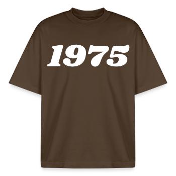1975 - Boxy Heavyweight Unisex Organic T-Shirt by Stanley/Stella - mocha - Front - AI Model Male 185 light (185cm) & AI Model Female 172 dark (172cm)