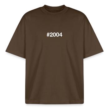2004 Hashtag 22 Jahre 22. Geburtstag - Boxy Heavyweight Unisex Organic T-Shirt von Stanley/Stella - Dunkelbraun - Vorne - AI Model Male 185 light (185cm) & AI Model Female 172 dark (172cm)