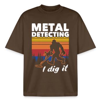 Dirt Fishing Big Foot - Boxy Heavyweight Unisex Organic T-Shirt von Stanley/Stella - Dunkelbraun - Vorne - AI Model Male 185 light (185cm) & AI Model Female 172 dark (172cm)