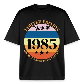 1985 Vintage Geburtstagsgeschenk 85 Geburtstag - Boxy Heavyweight Unisex Organic T-Shirt von Stanley/Stella - Schwarz - Vorne - AI Model Male 185 light (185cm) & AI Model Female 172 dark (172cm)