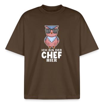 Chef Spruch Anführer Eule Motiv - Boxy Heavyweight Unisex Organic T-Shirt von Stanley/Stella - Dunkelbraun - Vorne - AI Model Male 185 light (185cm) & AI Model Female 172 dark (172cm)