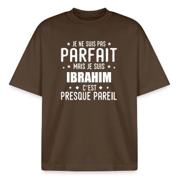 Ibrahim: authentisch, unvollkommen, oben, Perfektion - Boxy Heavyweight Unisex Organic T-Shirt von Stanley/Stella - Dunkelbraun - Vorne - AI Model Male 185 light (185cm) & AI Model Female 172 dark (172cm)