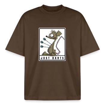 Lustiges Darts Comic Motiv. JUST DARTS - Boxy Heavyweight Unisex Organic T-Shirt von Stanley/Stella - Dunkelbraun - Vorne - AI Model Male 185 light (185cm) & AI Model Female 172 dark (172cm)