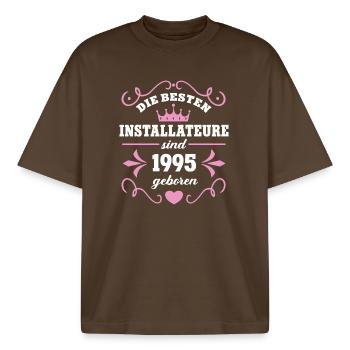 Anniversaire du plombier Né en 1995 Né à 95 ans - T-shirt unisexe boxy épais biologique Stanley/Stella - marron foncé - Devant - AI Model Male 185 light (185cm) & AI Model Female 172 dark (172cm)