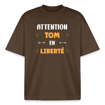 Tom - Boxy Heavyweight Unisex Organic T-Shirt von Stanley/Stella - Dunkelbraun - Vorne - AI Model Male 185 light (185cm) & AI Model Female 172 dark (172cm)