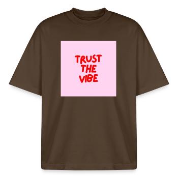 Minimalist TRUST THE VIBE Graphic Tee Design - T-shirt unisexe boxy épais biologique Stanley/Stella - marron foncé - Devant - AI Model Male 185 light (185cm) & AI Model Female 172 dark (172cm)