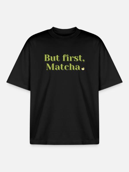 But First, Matcha – Tee & Wellness Geschenk - Boxy Heavyweight Unisex Organic T-Shirt von Stanley/Stella - Schwarz